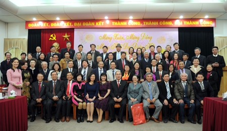 ຜູ້ຕາງໜ້າຊາວຫວຽດນາມອາໄສຢູ່ຕ່າງປະເທດທີ່ດີເດັນເຂົ້າຮ່ວມລາຍການ “ລະດູບານໃໝ່ແຫ່ງບ້ານເກີດເມືອງນອນ”